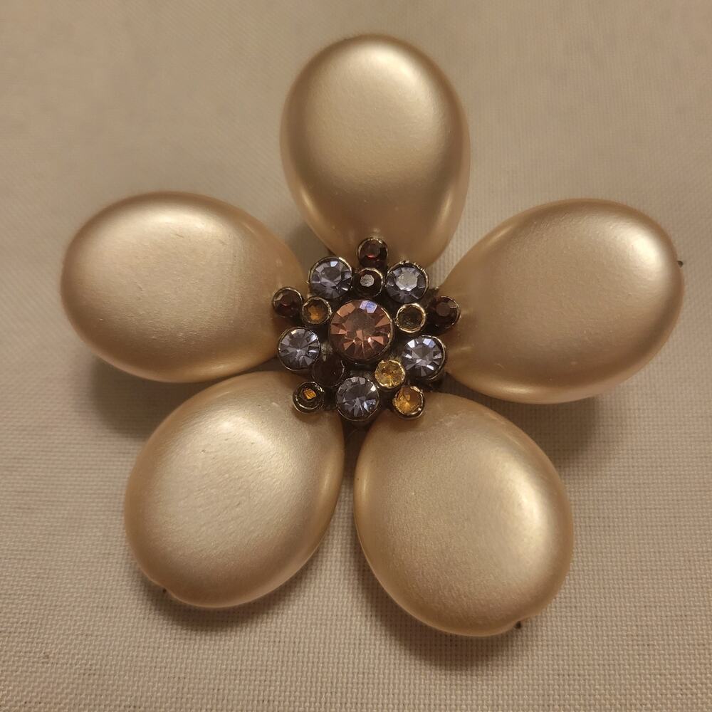Flower Petal Broach White Petals‎ Multi Colored Stones in the center